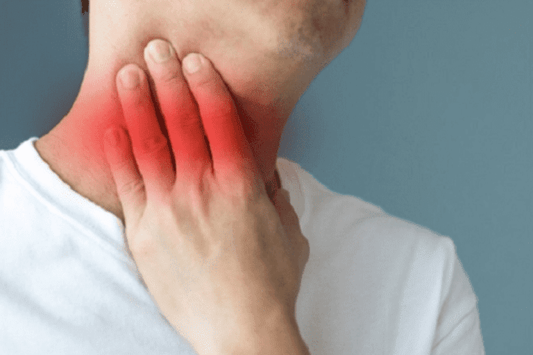 Làm gì với chứng đau họng khi bị COVID-19?
