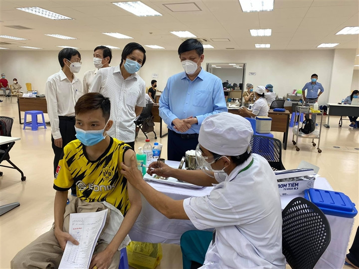 Người dân Việt Nam tiêm vaccine COVID-19 của AstraZeneca.