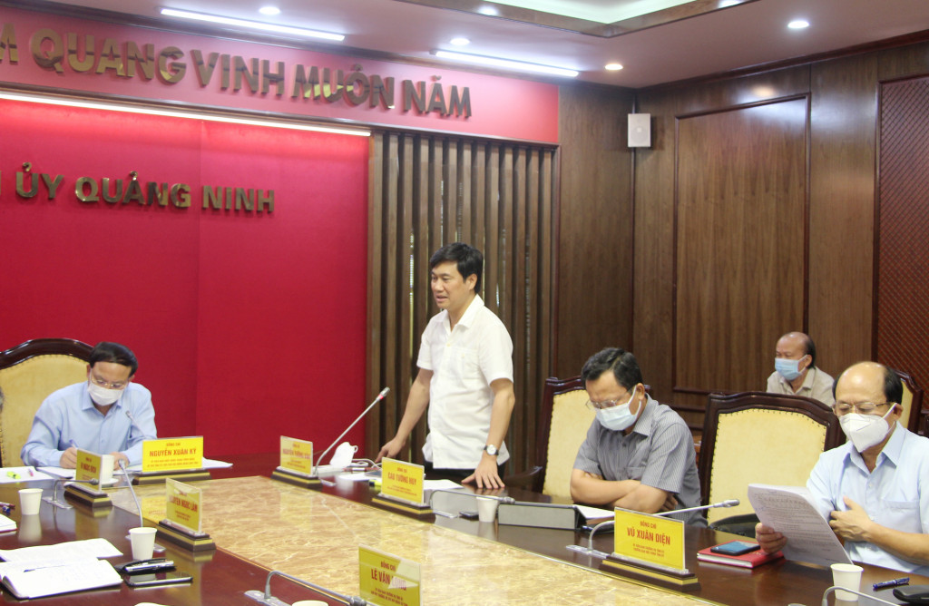 Đồng chí Nguyễn Tường Văn, Chủ tịch UBND tỉnh, Phó Ban Chỉ đạo phòng, chống dịch Covid-19 cấp tỉnh, phát biểu tại cuộc họp.