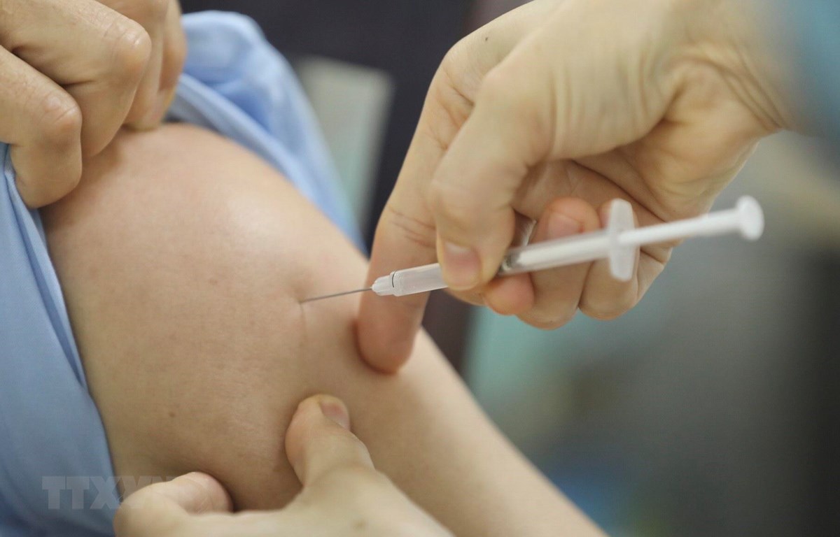 Tiêm vaccine phòng COVID-19. (Ảnh: Minh Quyết/TTXVN)