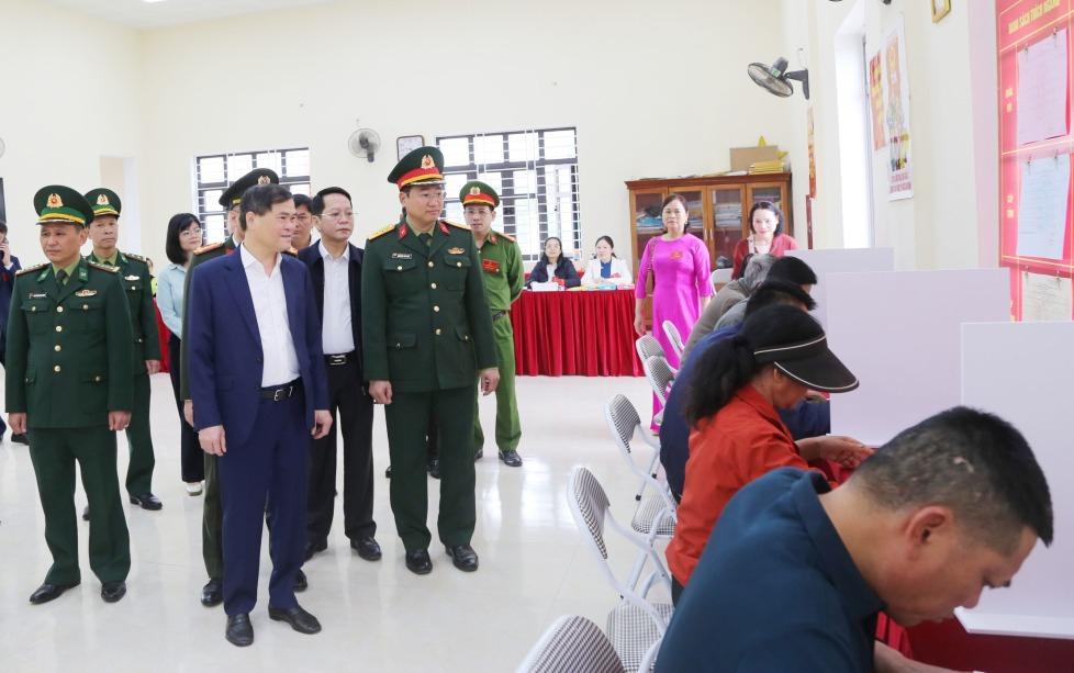 Đồng chí Bùi Văn Khắng, Phó Bí thư Tỉnh ủy, Chủ tịch UBND tỉnh, kiểm tra công tác bầu cử tại phường Móng Cái 1.