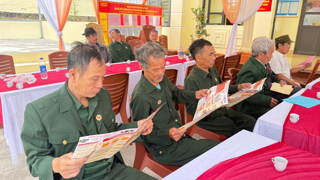 Các cử tri khu phố Hiệp Hoà 10, phường Hiệp Hòa nghiên cứu kỹ danh sách các đại biểu ứng cử trước khi bỏ phiếu bầu.