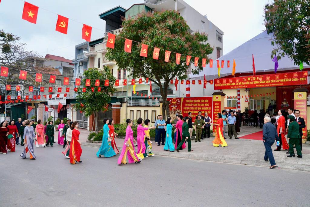 Các cử tri khu Hồng Hà 3, phường Hạ Long nô nức đến khu vực bỏ phiếu từ sớm