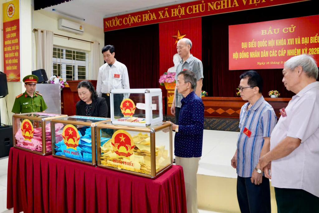 Tổ bầu cử khu vực bỏ phiếu số 16 (khu Hồng Hà 3, phường Hạ Long) kiểm tra niêm phong, mở hòm phiếu.