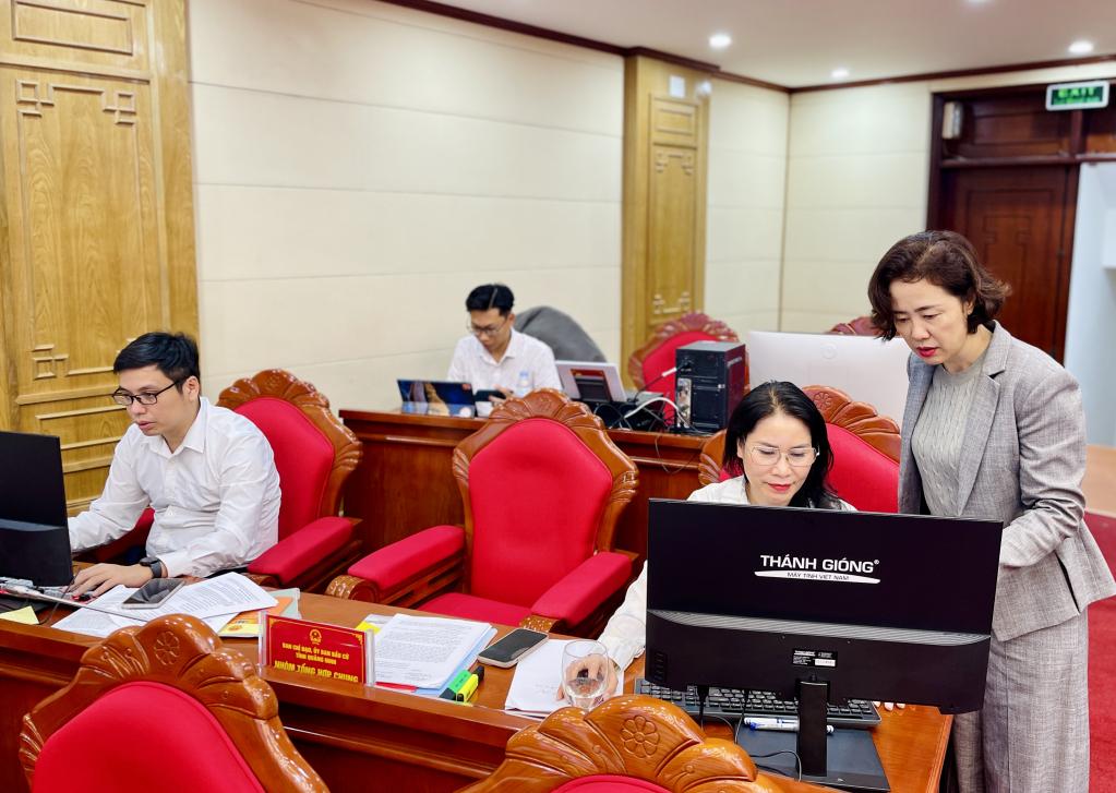 Trung tâm điều hành của Ban Chỉ đạo Ủy ban bầu cử tỉnh duy trì kết nối thông tin thông suốt từ Ban Chỉ đạo, Ủy ban bầu cử, Ban bầu cử các cấp đến các tổ bầu cử.