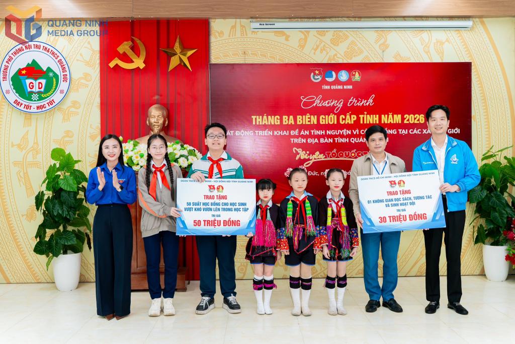 Tỉnh Đoàn - Hội đồng Đội tỉnh gắn biển công trình “Không gian đọc sách, tương tác và sinh hoạt Đội”, trao tặng 50 suất quà cho 50 em học sinh vượt khó học tốt của Trường PTDT nội trú TH&THCS Quảng Đức.