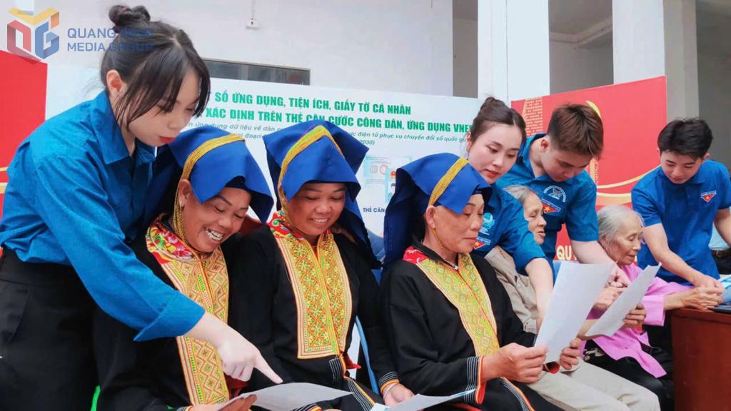 Thanh niên xã Ba Chẽ hỗ trợ người dân tiếp cận chuyển đổi số trong giải quyết thủ tục hành chính.