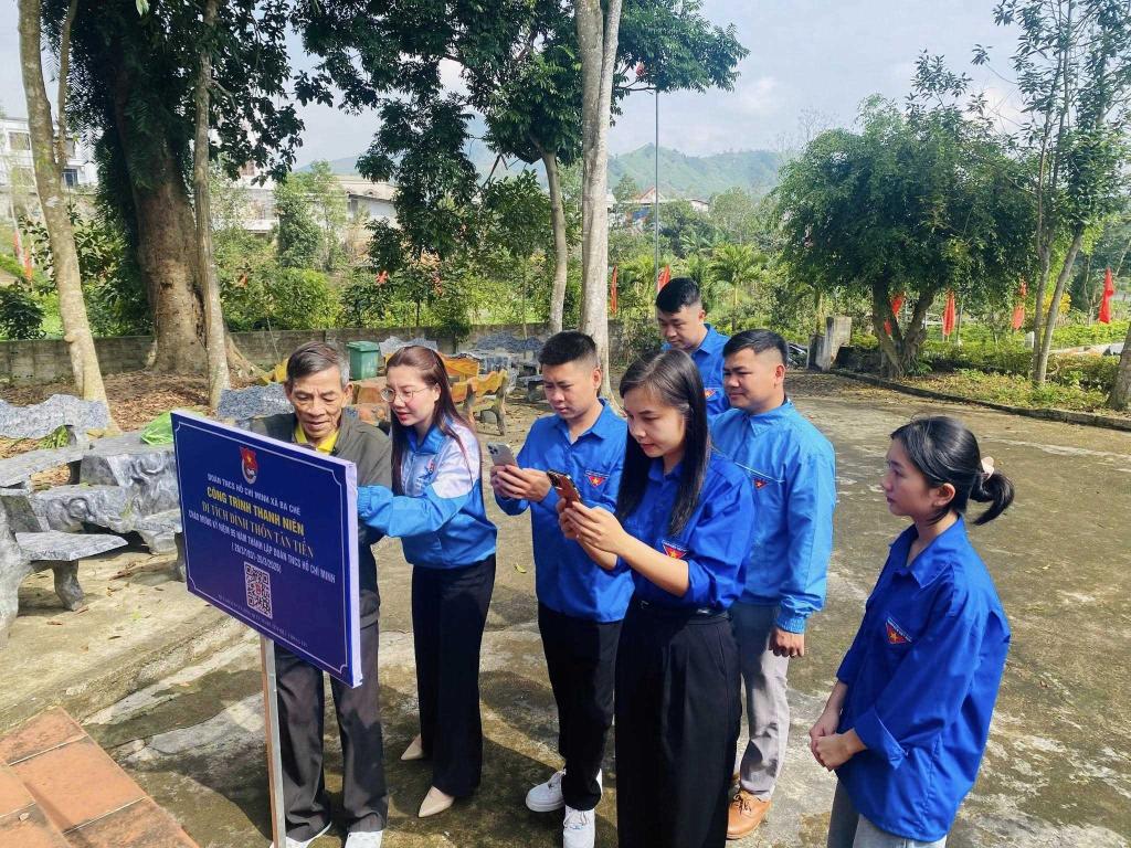 Đoàn viên, thanh niên xã Ba Chẽ hướng dẫn người dân quét mã QR tra cứu thông tin Di tích Đình Tân Tiến.