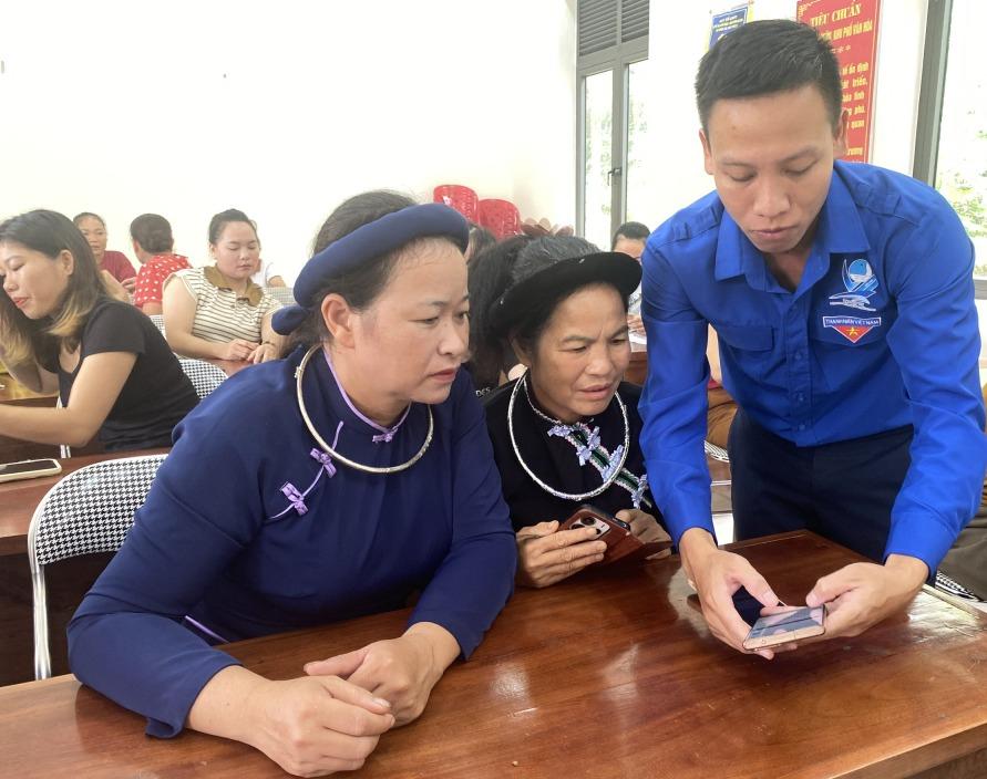 ĐVTN xã Điền Xá hướng dẫn cho người dân các tiện ích số.